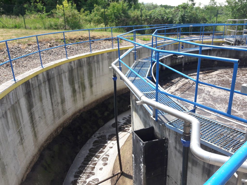 • Zlepšený proces sedimentace 
• Snížení množství vznikajícího kalu 
• Zcela biologicky rozložitelný 
• Neobsahuje žádné škodlivé kovy 
• Nemá vliv na pH